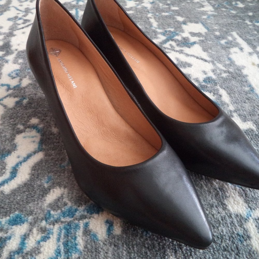 NWOT Antonio Melani Black Pump